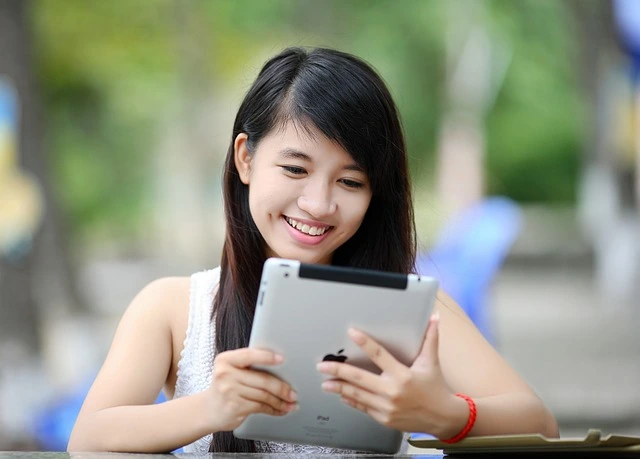 A woman viewing a virtual gift e-card on her iPad
